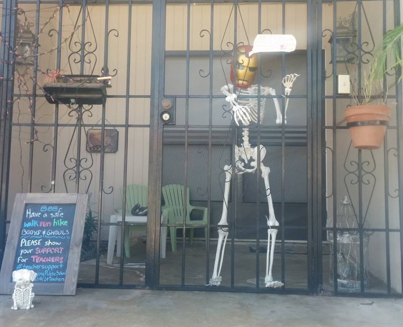Illustration for article titled Halloween Decorations From a Few Neighborhoods